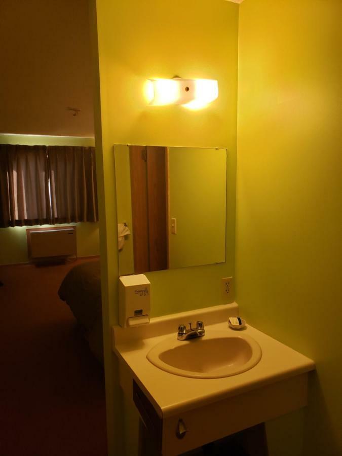 Tower Inn Estevan Extérieur photo