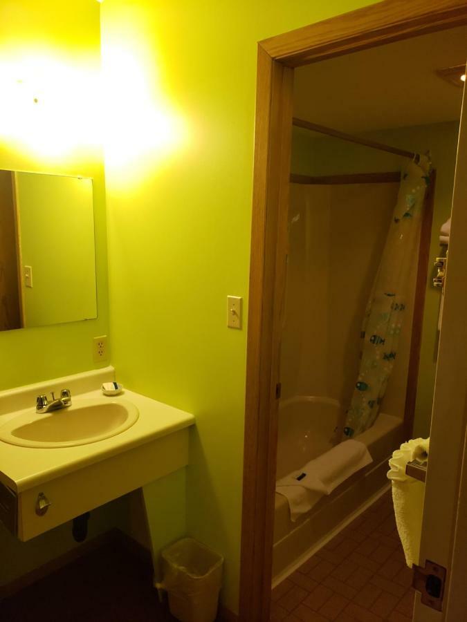 Tower Inn Estevan Extérieur photo