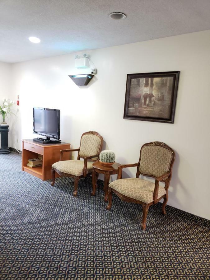 Tower Inn Estevan Extérieur photo