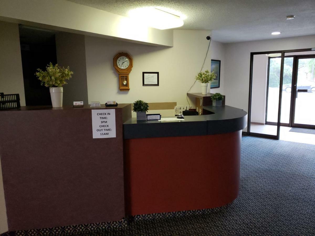 Tower Inn Estevan Extérieur photo