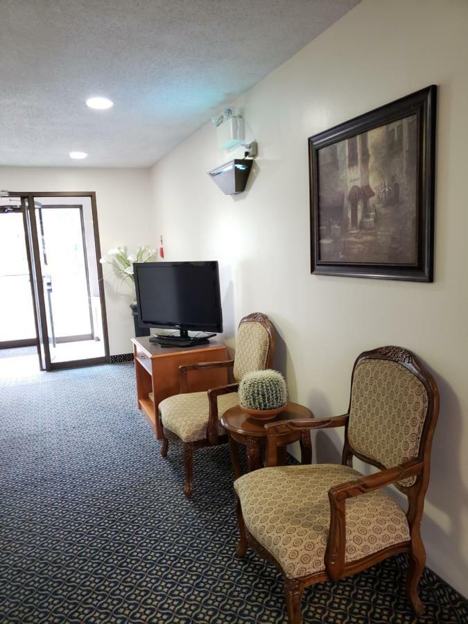 Tower Inn Estevan Extérieur photo